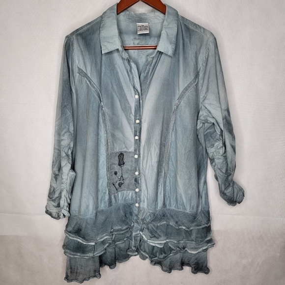Parsley & Sage Tunic Top Gray Distressed Tie Dye Pearl Button Ruffle Hem Artsy - Picture 1 of 12